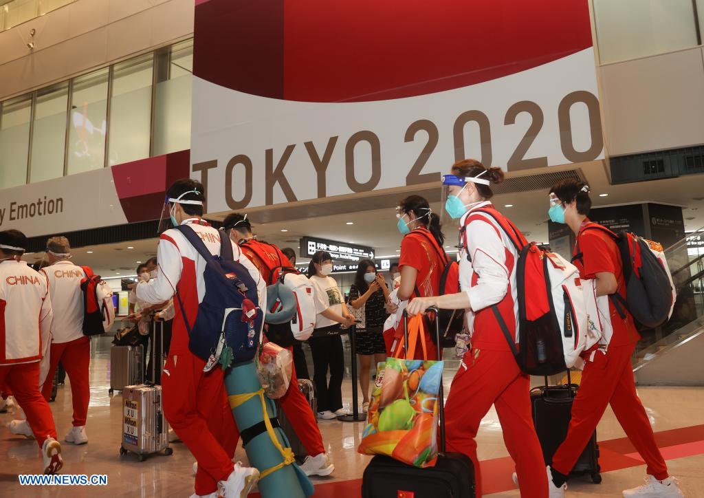 Il 19 luglio 2021, i membri della delegazione olimpica cinese arrivano all'aeroporto di Narita a Tokyo, in Giappone. (foto da Xinhua/Ding Ting)