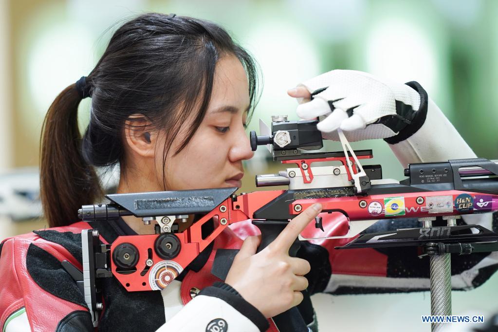 Il 23 luglio 2021, Wang Luyao, membro della shooting team femminile cinese in allenamento al campo da tiro Asaka a Tokio. (Xinhua/Ju Huanzong)