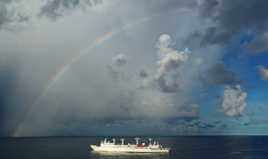 Il 21 giugno 2019 la nave cinese Yuanwang-3，un vascello dedito al tracciamento delle sonde spaziali, naviga sull'Oceano Pacifico meridionale. (Xinhua/Li Yuze)