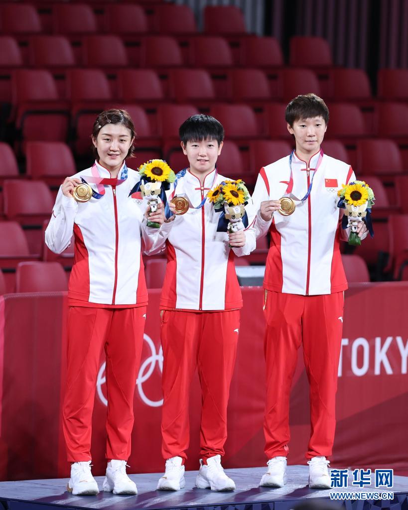 Il 5 agosto, le giocatrici cinesi, Chen Meng (sinistro), Sun Yingsha (centro) e Wang Manyu sul podio. (Xinhua/Wang Dongzhen)