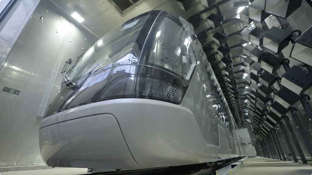 Un tram completato presso CRRC Zhuzhou Locomotive Co, produttore dei tram per Chongli, Zhangjiakou, provincia dello Hebei. (Foto/ Sinobo Group)