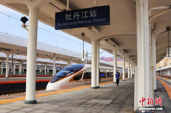 Il CR400BF-G, un modello del treno proiettile Fuxing, effettua il primo test sulla ferrovia ad alta velocità Mudanjiang-Jiamusi. (Foto/China News Service)