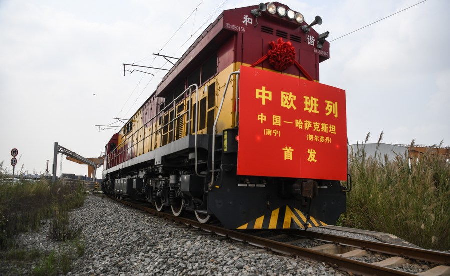 Il 13 marzo 2021, un treno merci diretto in Kazakistan lascia il porto ferroviario internazionale di Nanning, nella Regione autonoma Zhuang del Guangxi, nel sud della Cina. (Xinhua/Zhang Ailin)