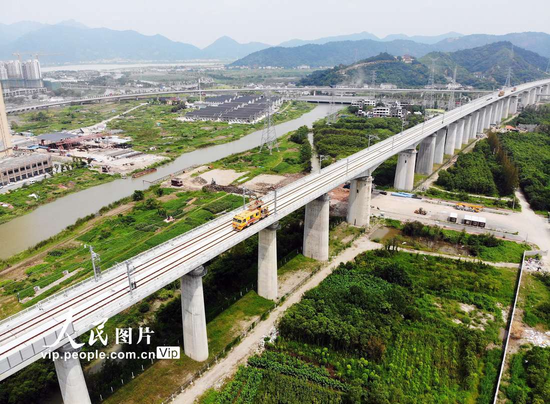 Il 23 agosto 2021, nel villaggio Longhu della città di Taizhou, nella provincia dello Zhejiang, i lavoratori stanno posando cavi elettrici. (Jiang Youqing)