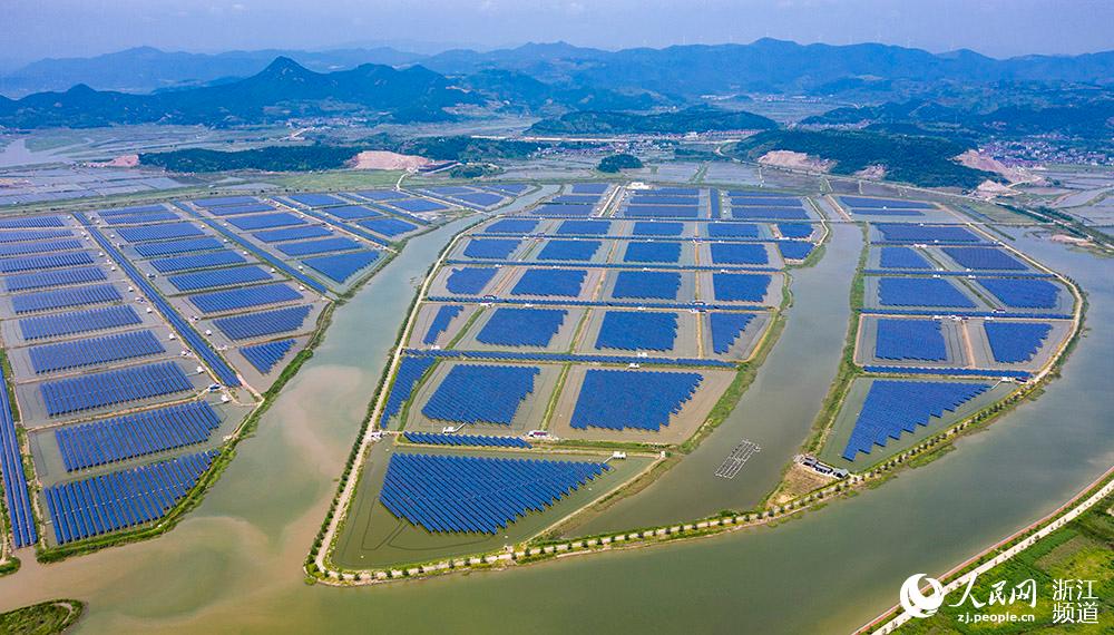 La foto aerea scattata il 24 agosto 2021: il progetto in cui la piscicoltura e la generazione fotovoltaica di 99 MW si completano a vicenda. (Zhang Yongtao)