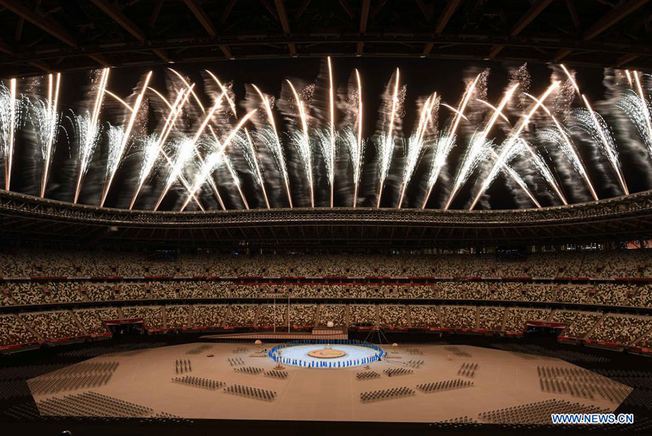 I fuochi d'artificio hanno illuminato lo Stadio Olimpico di Tokyo durante la cerimonia di apertura dei Giochi Paralimpici di Tokyo 2020. (foto da Cheong Kam Ka/Xinhua)