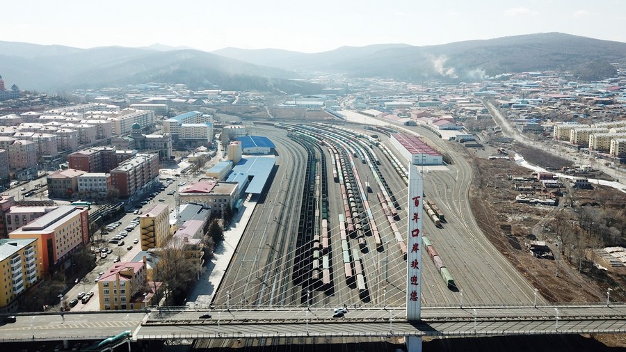 La foto aerea: porto ferroviario della città di Suifenhe, nella provincia dello Heilongjiang. (Data di presa: il 31 marzo 2021, Xinhua/Wang Jianwei)