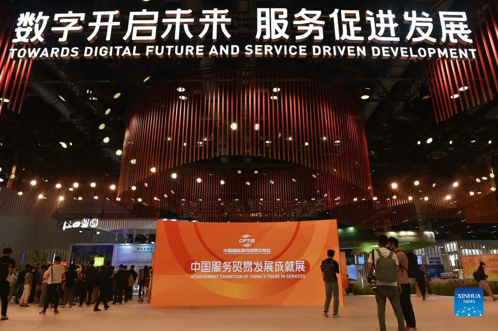 I giornalisti visitano una sede della CIFTIS presso il China National Convention Center a Beijing, capitale della Cina. (Data di presa:Il 31 agosto 2021/Xinhua/Lu Peng)