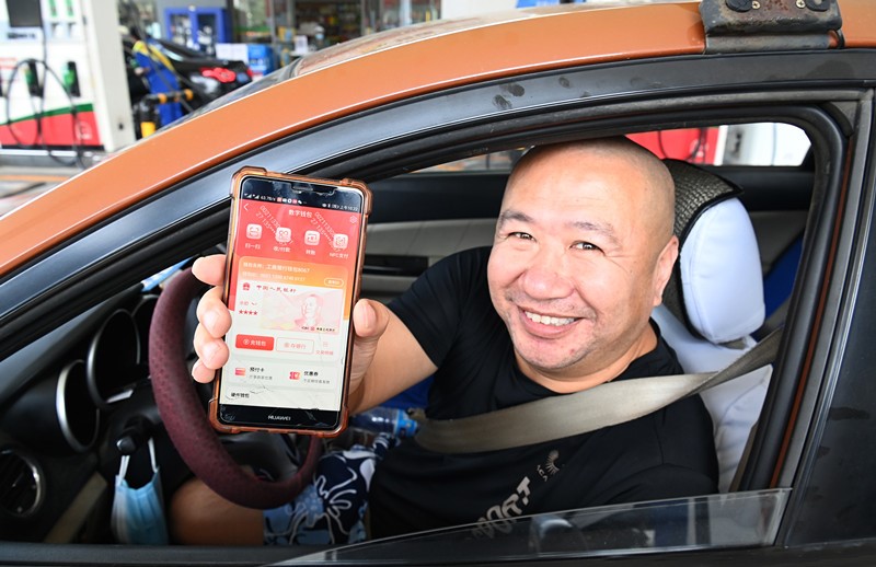 Un cittadino a Beijing dimostra una piattaforma di pagamento mobile di RMB digitale, il 5 agosto 2021.(Foto: People's Daily Online/Hu Qingming)