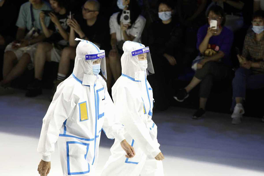 China Fashion Week: Sfilata speciale dedicata al personale medico