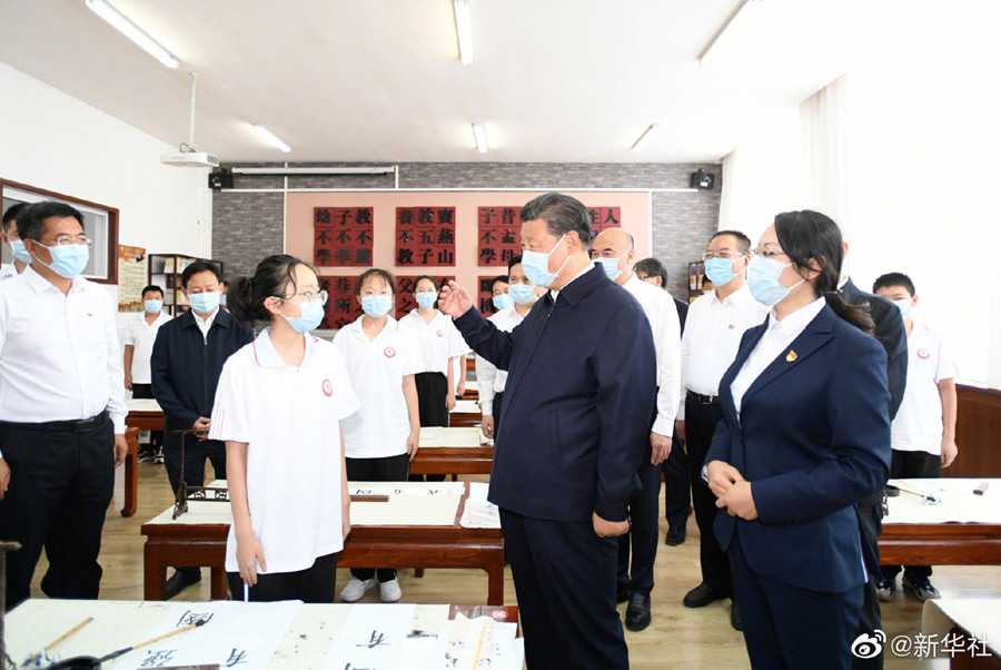 Nello Shaanxi, Xi Jinping sottolinea lo sviluppo a tutto tondo di fronte agli studenti delle scuole medie