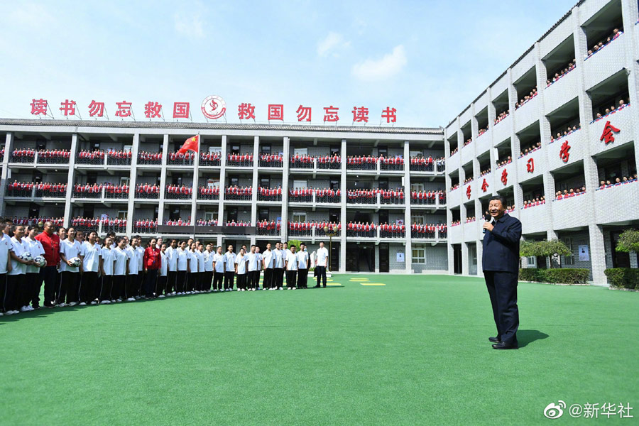 Nello Shaanxi, Xi Jinping sottolinea lo sviluppo a tutto tondo di fronte agli studenti delle scuole medie