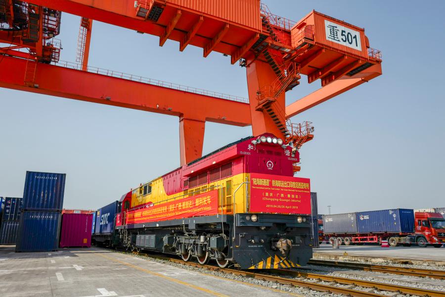 Il treno merci terra-mare del Nuovo Corridoio Commerciale Internazionale Terra-Mare diretto per l'Indonesia attende la partenza. (Chongqing, 29 Aprile 2019)