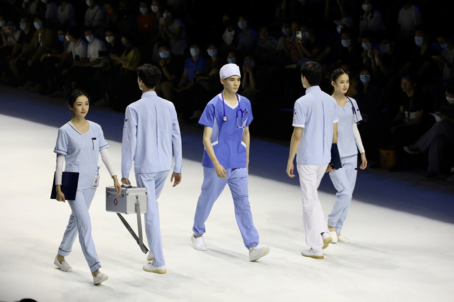 China Fashion Week: Sfilata speciale dedicata al personale medicov