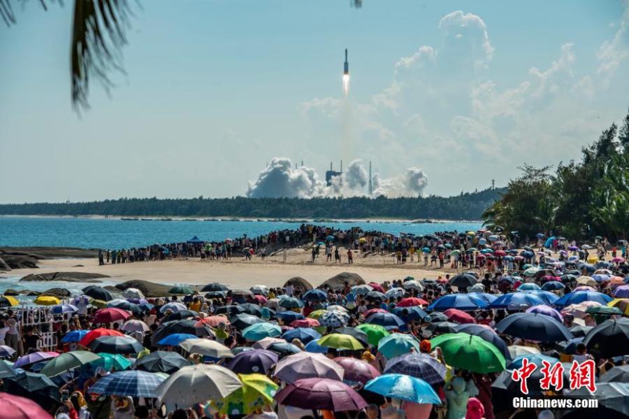 Cina, riuscito lancio della navicella cargo 