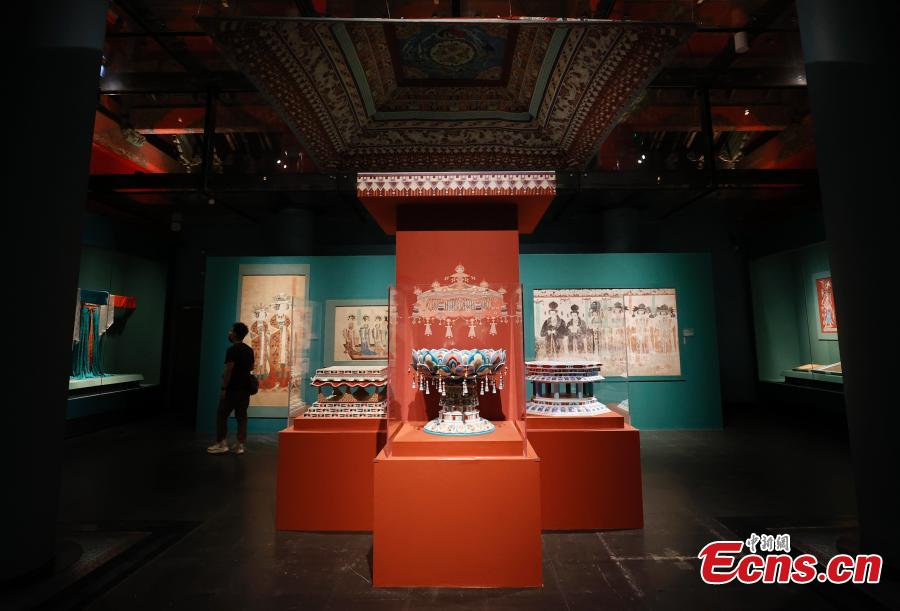 Tre repliche delle grotte Mogao esposte al Museo del Palazzo di Beijing