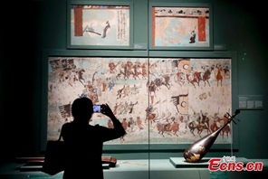 Tre repliche delle grotte Mogao esposte al Museo del Palazzo di Beijing