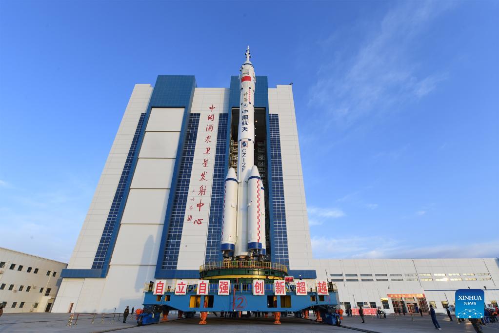 La navicella Shenzhou 13, installata al razzo vettore Lunga Marcia 2F, è pronta per essere trasferita al centro di lancio di Jiuquan. (7 ottobre, 2021, Wang Jiangbo/Xinhua)