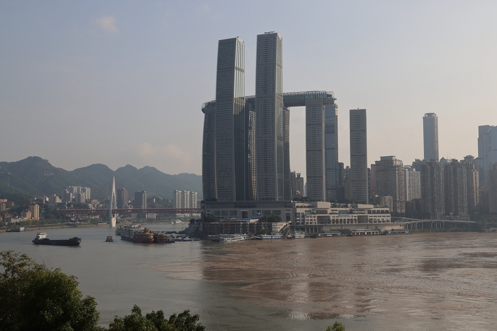 Chongqing: la vista di pentola per anatra mandarina del fiume Jialing dopo il diluvio 