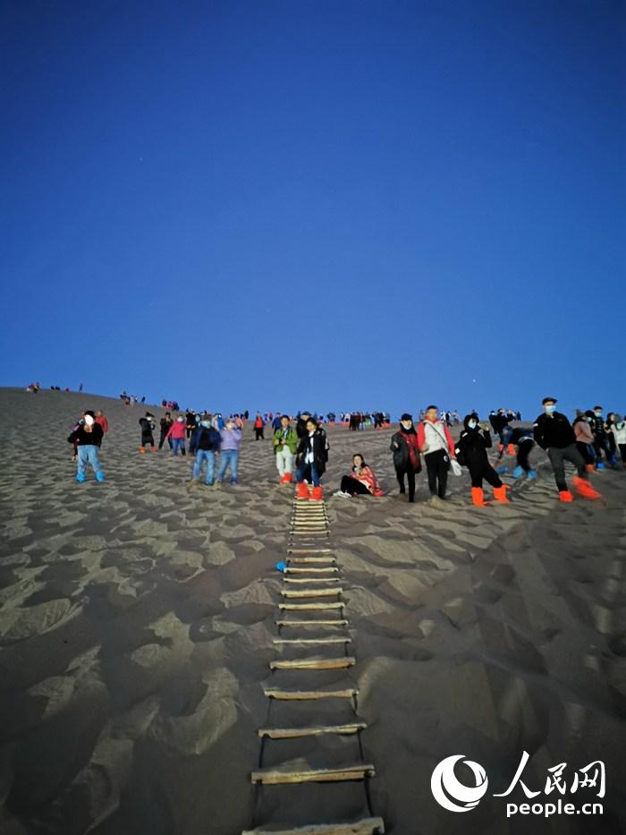 Dunhuang nei millenni: la lunga storia della cultura buddista e delle meraviglie naturali