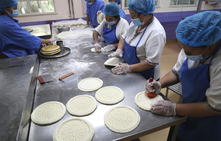 Panettieri preparano pane nang in un parco industriale della prefettura autonoma di Ili Kazak, Xinjiang. (China Daily/Zou Hong)