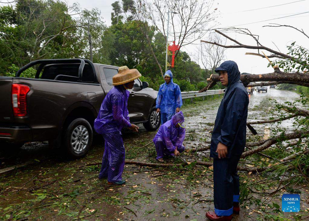 Tifone Kompasu si abbatte sull'isola di Hainan