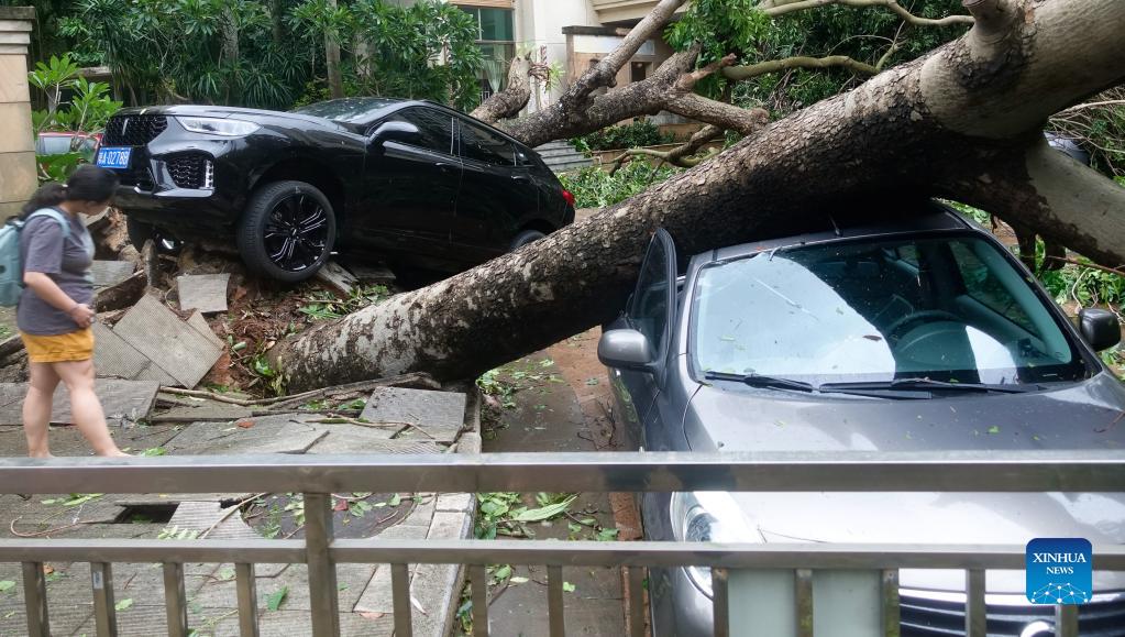 Tifone Kompasu si abbatte sull'isola di Hainan