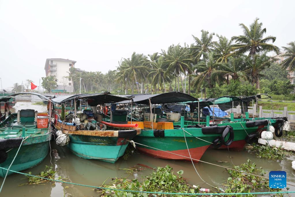 Tifone Kompasu si abbatte sull'isola di Hainan