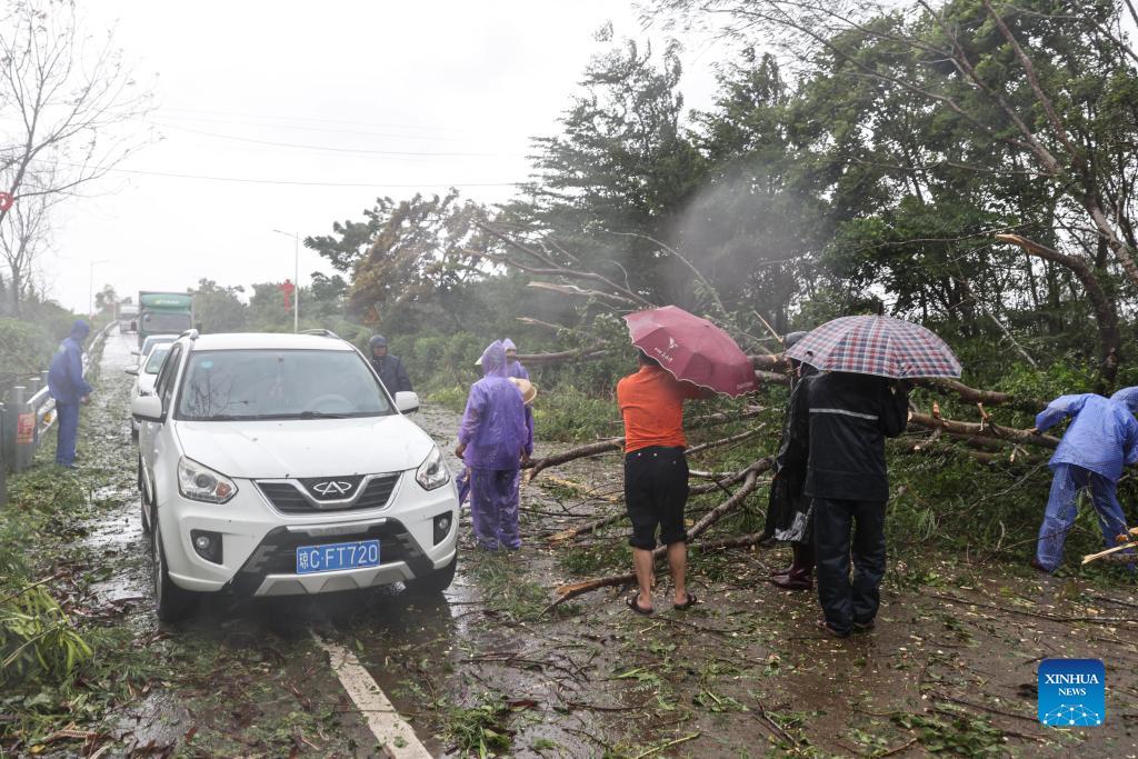 Tifone Kompasu si abbatte sull'isola di Hainan