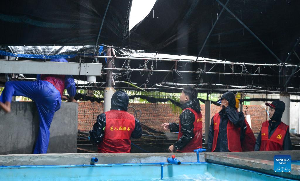 Tifone Kompasu si abbatte sull'isola di Hainan