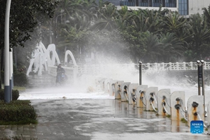 Tifone Kompasu si abbatte sull'isola di Hainan