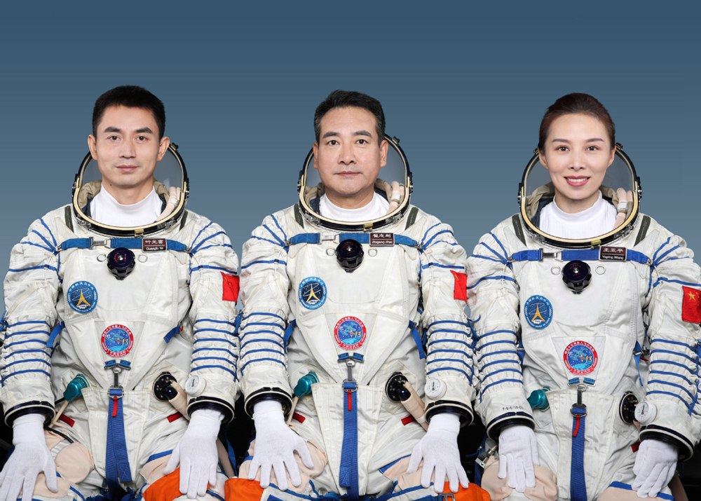 Equipaggio a bordo della navicella spaziale Shenzhou XIII: Zhai Zhigang (al centro), Wang Yaping (a destra) e Ye Guangfu (a sinistra). 