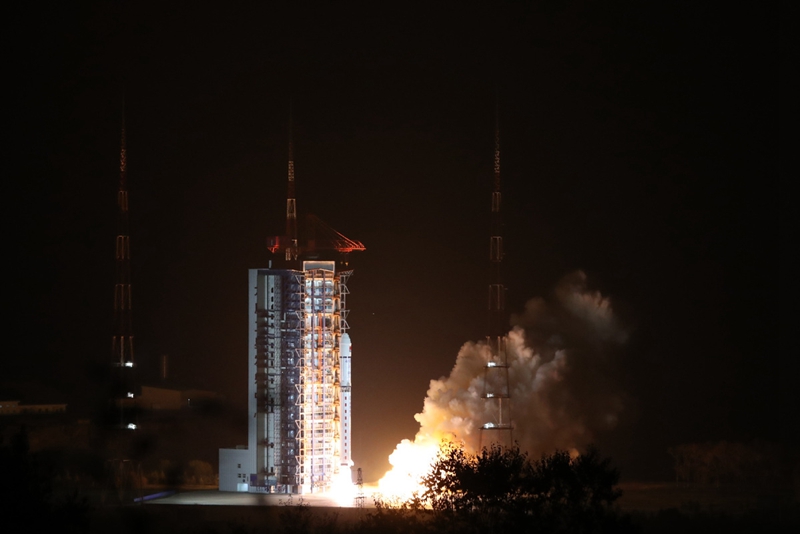 Il razzo vettore Lunga Marcia-2D trasportante il primo satellite di esplorazione solare cinese, decolla dal Centro di Lancio Satellitare di Taiyuan, nella provincia settentrionale dello Shanxi. (14 ottobre 2021 - Xinhua)