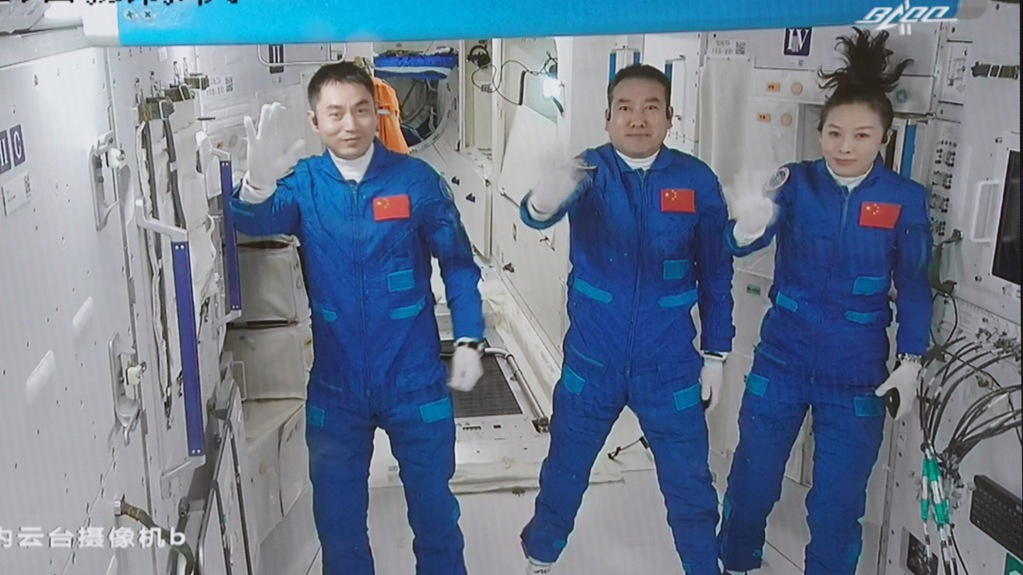 Gli astronauti di Shenzhou-13 entrano nella navicella Tianzhou-3