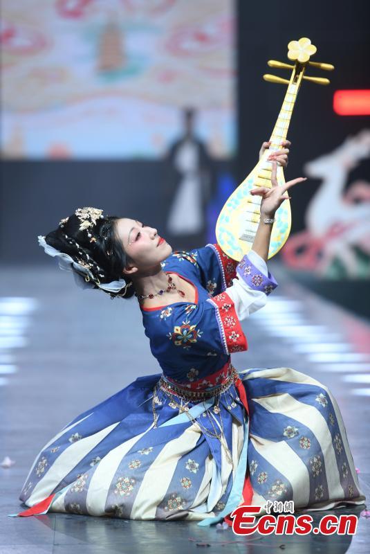 Hangzhou, Zhejiang: Live Show di Hanfu mostra la bellezza dei costumi tradizionali cinesi