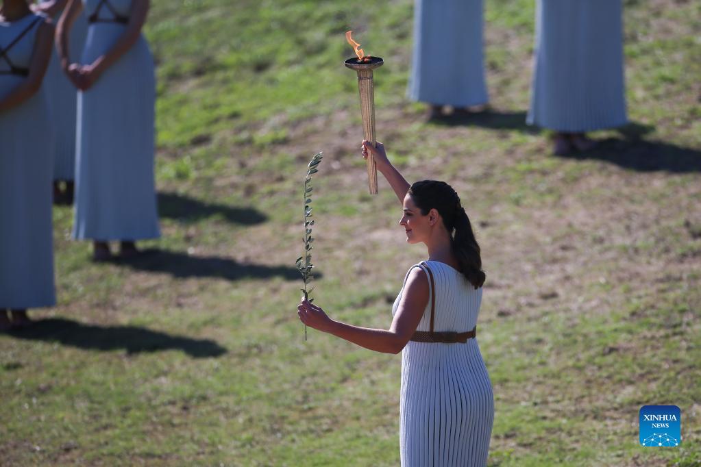 Fiamma olimpica per i Giochi invernali di Beijing 2022 accesa nell'antica Olimpia