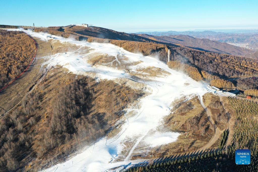 Vista aerea dei cannoni sparaneve che imbiancano le piste sciistiche nel distretto Chongli della città di Zhangjiakou (19 ottobre 2021 - Xinhua/Wu Diansen)