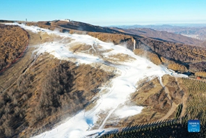 Neve artificiale cade sulle piste dei Giochi Olimpici Invernali