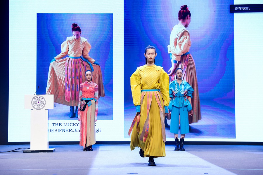 La presentazione di un  lavoro. (Foto/ Università Tsinghua)