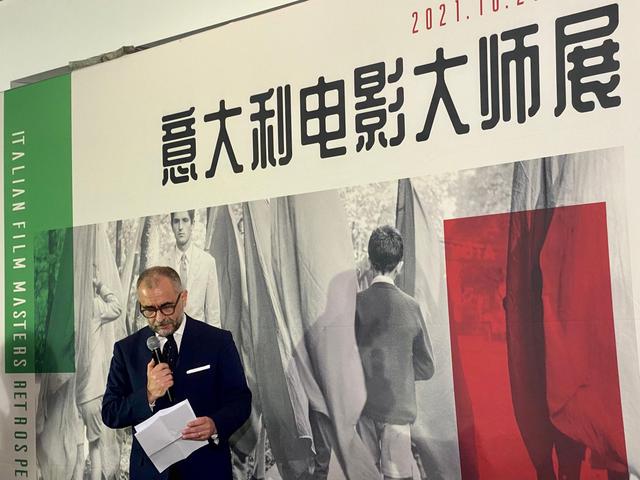 Il console generale italiano a Shanghai, Michele Cecchi, pronuncia un discorso sull'apertura della  retrospettiva. (Xinhua/ Wang Jingyuan)