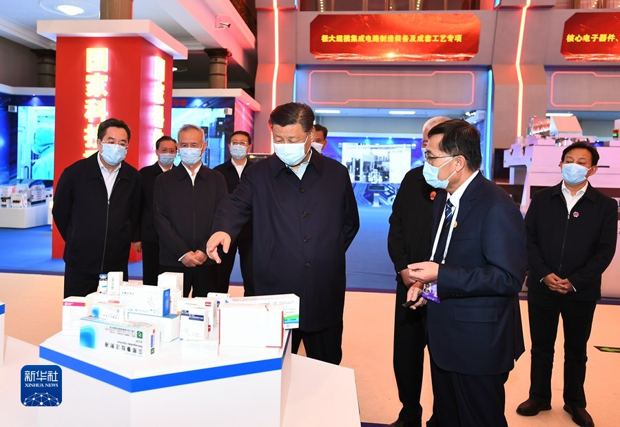 Xi Jinping in visita alla mostra nazionale dei risultati dell'innovazione scientifica e tecnologica del 13esimo piano quinquennale