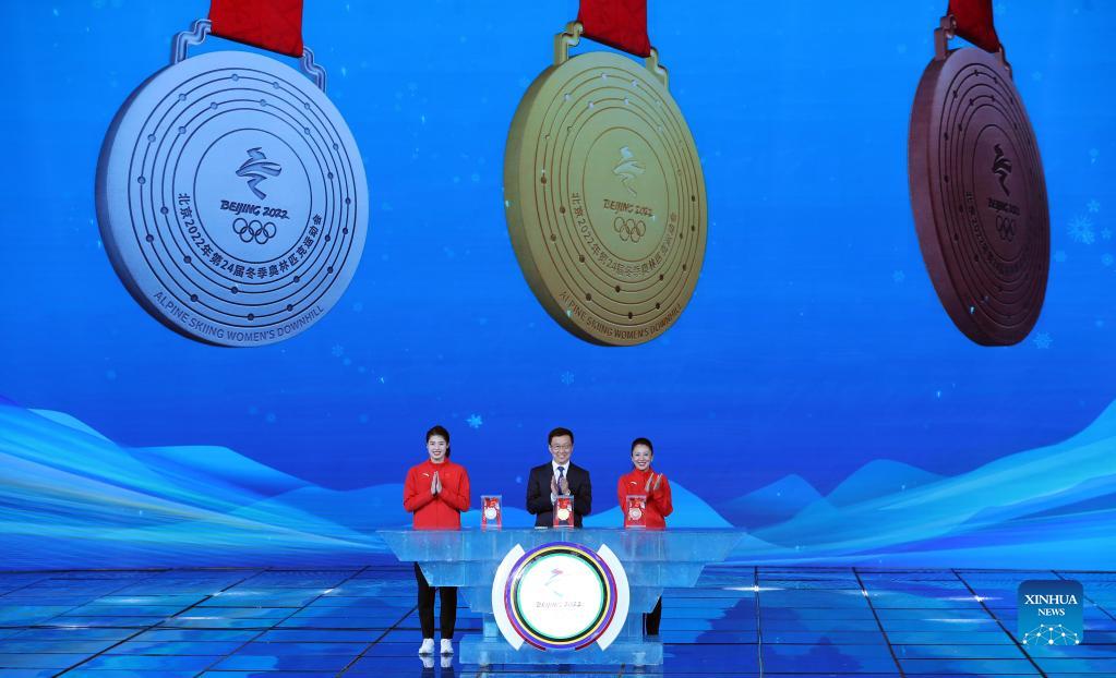 Il vicepremier Han Zheng partecipa alla cerimonia di rivelazione delle medaglie olimpiche. (26 ottobre 2021 – Xinhua/Yao Dawei)