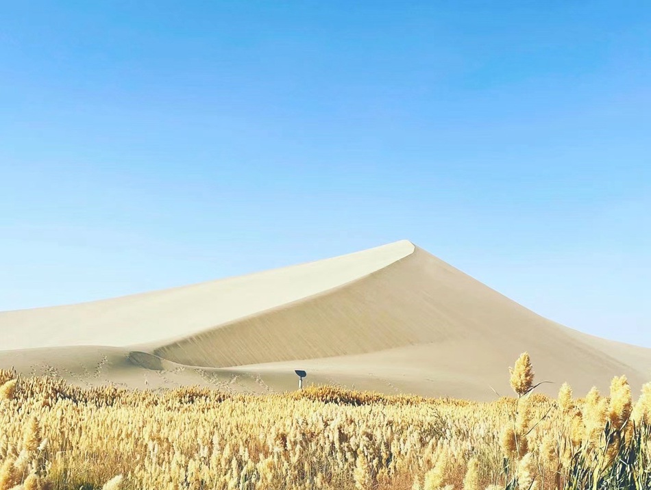 In foto: Paesaggio desertico della Montagna Mingsha e della Sorgente della Mezzaluna a Dunhuang