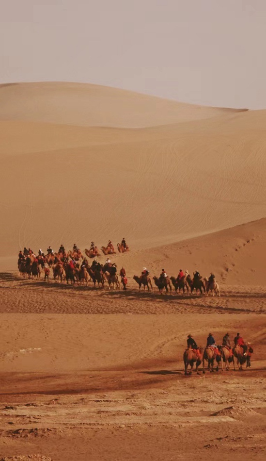 In foto: Paesaggio desertico della Montagna Mingsha e della Sorgente della Mezzaluna a Dunhuang