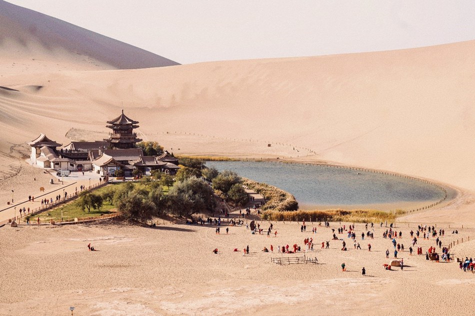 In foto: Paesaggio desertico della Montagna Mingsha e della Sorgente della Mezzaluna a Dunhuang