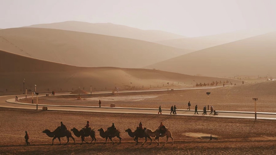 In foto: Paesaggio desertico della Montagna Mingsha e della Sorgente della Mezzaluna a Dunhuang