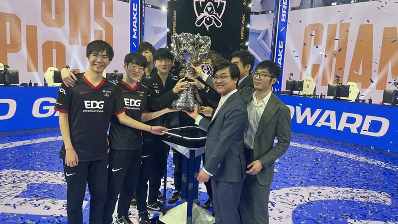 EDG ha battuto i campioni in carica Damwon KIA (DK) dalla Corea del Sud per 3-2 nel campionato mondiale di League of Legends 2021 a Reykjavik, Islanda. (7 novembre 2021 - Foto/Account Sina Weibo ufficiale di EDward Gaming)