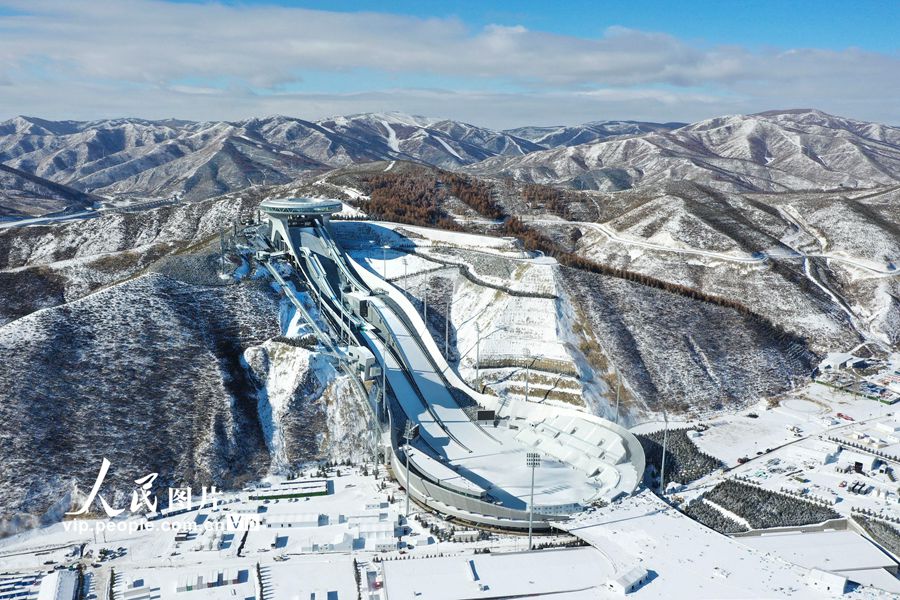 Lavori di innevamento artificiale al Centro Nazionale di Salto con gli Sci (National Ski Jumping Center) "Snow Ruyi" di Zhangjiakou, Provincia dello Hebei. (8 novembre 2021 – Quotidiano del Popolo Online/Wu Diansen)