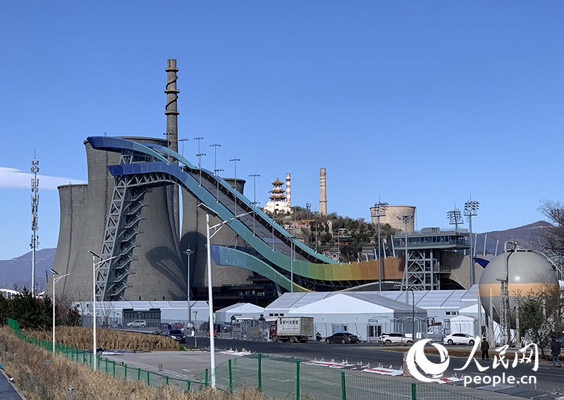 Vista del trampolino di Salto con gli Sci al Parco Shougang da lontano. (10 novembre 2021 – Quotidiano del Popolo Online/Li Naiyan)