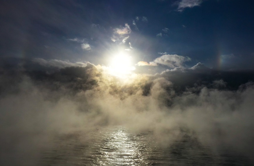 Poetico e pittoresco: nebbia e marea si incontrano sul lago Sayram dello Xinjiang 